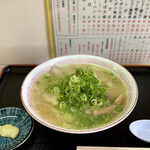 喜楽 - ラーメンにネギの大盛とニンニク