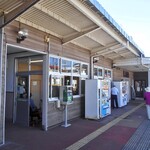 黒姫駅そば店 - 駅舎のトイレ側入り口から入ってスグです