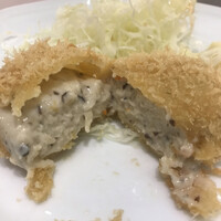 厳選洋食さくらい - カニクリームコロッケ１ケ１１５０円。トロトロ熱々なのに崩れない技術は凄いですね♩ 蟹の風味もしっかりと感じられ、とても美味しかったです（╹◡╹）