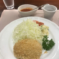 厳選洋食さくらい - カニクリームコロッケ１ケ１１５０円。トマトソースはお料理に応じて少しずつ違いがあるそうです。軽い衣、相性抜群のソース、とても良かったです（╹◡╹）