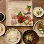山文魚 - 「おさしみ定食」@2000　ご飯、あら汁、煮物、漬物が付きます