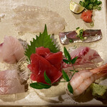 山文魚 - 右下から、甘エビ、真鯛、鯵、鮪、フグ、勘八、ホウボウの七種盛り