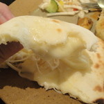 中にはとろっとろのチーズがたっぷり