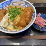 かつてん - カツ丼(お新香はカウンターで取り放題)