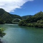 壺屋 - いなりを食べながら、飯田線の車窓から