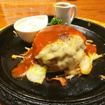 Aine Kuraine Nahatomujiku - 美味しかった、けど食前のドリンクもサラダもスープも全部、ハンバーグと一緒に来た。。ライスは忘れられた。。。