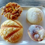 Kattan - コーンパン（左上）、メロンパン（左下）、クリームパン（右上）、いちじくパン（右下）
