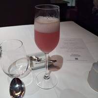 メゾン ポール・ボキューズ - 禁酒法期間ゆえノンアルコール桃カクテル。
                    水は きちんとタップの提案をしてくれるのも良心的で好感度アップ。