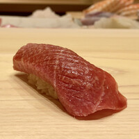 佐たけ - 塩釜の鮪 中トロ
                    細かく包丁を、手にした時に鮪が少し硬めだったのでその場の判断で入れたそうです。
                    シャリの温度に鮪の旨味が引き出され味が濃いです。
                    身が柔らかで脂が上質、口の中にサッと拡がりました。
                    