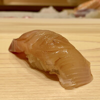 佐たけ - 大分の天然カンパチ
                    温かいシャリが柔らかなカンパチにしっくりときます。
                    天然物のゴリゴリの食感だったカンパチを少し寝かせ軽く漬けに、そこは大将の目利きがあってこその柔らかさ、少し酸味があり美味しい。