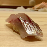 佐たけ - 真鯵
                    シーズンも終盤ですので脂は強くなく、それが鯵の香りをより強く感じさせ青魚らしい美味しさです。
                    日頃脂の乗った鯵を食べ慣れているだけに、この美味しさには正直びっくりしました！
                    鯵の香りがいいです♪