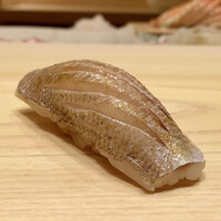 佐たけ - 春子鯛
                      身が厚かったので三日間しっかりと酢で締めた春子鯛、食べてみるとしっとりとして酢の加減は軽く感じます。
                      しっかりと締めた割にはまろやかで、赤酢のシャリと見事に一体となり美味しいです。