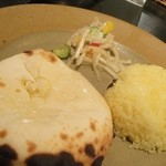 カイバル - 本日のカレー（８００円）に１００円追加でチーズクルチャにしました