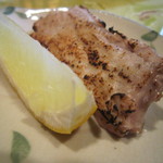 あさの実 - またまた、親方からの大サービス。
      
      鮪の骨付きの身をサッと炙ったものをいただきました。
      
      弾力があって、脂があって。
      
      
      
      うま～～い！！
      
      
      