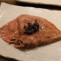 うしごろ 貫 五反田店 - 焼きしゃぶタンには塩昆布を巻いていただきます