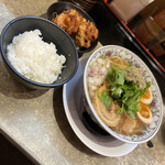 下品なぐらいダシのうまいラーメン屋 - 