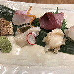 富山 はま作 - ランチ刺身盛り合わせ１６８０円。かますの焼き霜造り、ハタ、フクラギ（鰤の幼魚）、ヒラメ、つぶ貝、スズキ昆布締め。抜群の品はありませんが、とても美味しくいただきました（╹◡╹）