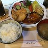 歓土里 - 日替わりランチ（チーズハンバーグと若鶏のから揚げ、ドリンク=コカ・コーラ）　780円