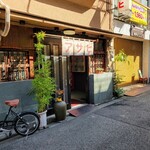 Nabeyaki Udon Asahi - アーケードの銀天街に平行する路地に渋い外観