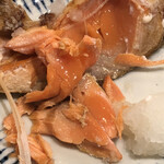 神保町ひし谷 - 紅鮭かま塩焼きのアップ