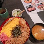 串焼処 一番どり - そぼろ丼　全景