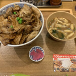 豚丼屋tonton&若菜そば - 豚ロース丼大盛り（味噌汁、漬物付き）
            980円