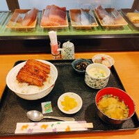 日本料理 空海 別亭 - うな丼セット！後ろには控えのお刺身が拝見できます!!