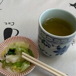 わたりや - こんな風に始まります。熱ーい緑茶とキャベツの塩揉み。箸はこんな風に置きます。