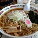 わたりや - 「はい。お待たせしましたー」と運ばれて来ました。「ラーメン 大盛」(¥650-税込)です。令和元年(2019年)10月に消費税率が8％から10％に引き上げられても、ラーメンのお値段は据え置きです。