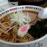 わたりや - 具を紹介しますね。時計回りに、叉焼、若布、鳴門巻、支那竹、白髪葱、以上です。