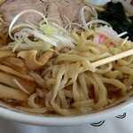 わたりや - この麺が独特なんですよね。少ーしばかりゴツゴツゴワゴワした感じが好きなんだなぁ。藤岡の「み〇ご食堂」さんの麺を優しくした感じです。ブレることのない生粋の醤油ラーメンだから大好き。