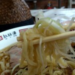 わたりや - 刻み葱ではなく白髪葱、こんな風に麺と一緒にいただきます。
