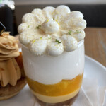 パティスリー・パリセヴェイユ - めくるめく、ってやつ。上から下に掘るとココナッツとマンゴーとパッションフルーツとカスタードと甘く煮たシャキシャキしたもの。うまい。それしか言えん。上の花はもちろんメレンゲ。うまい。