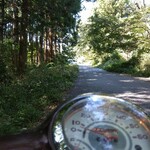 わたりや - これは、前日、この日が定休日であることを忘れ、原付スクーターを駆ってお店に向かっているところです。この日のとても良い天気で、時折、森林から吹く涼やかな風を肌に感じながら、ご機嫌でツーリングしてました。