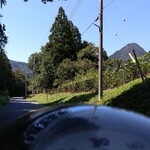 わたりや - 前方に榛名富士が見えて来ると、いよいよお店です。あの先の右カーブを曲がるともうすぐです。