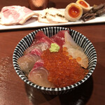 酒肴場 屯 - 海鮮丼はマグロの赤身、ハタ、ヒラマサ、イクラ