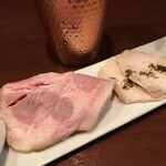 酒肴場 屯 - 別盛りの低温調理の豚チャーシューと鶏胸肉