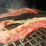 焼肉ホルモン 風土. - 和牛薄切りをサッと炙って