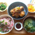 LIVING CAFE mam marche - ■牛トロmamプレート
　　主菜：肉団子甘酢あんかけ
　　副菜：にんじんとえのきの明太バター炒め
　　　　：ほうれん草としめじのおひたし