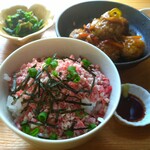 LIVING CAFE mam marche - ■牛トロmamプレート
　　主菜：肉団子甘酢あんかけ
　　副菜：にんじんとえのきの明太バター炒め
　　　　：ほうれん草としめじのおひたし