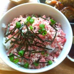 LIVING CAFE mam marche - ■牛トロmamプレート
　　主菜：肉団子甘酢あんかけ
　　副菜：にんじんとえのきの明太バター炒め
　　　　：ほうれん草としめじのおひたし