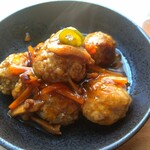 LIVING CAFE mam marche - ■牛トロmamプレート
　　主菜：肉団子甘酢あんかけ
　　副菜：にんじんとえのきの明太バター炒め
　　　　：ほうれん草としめじのおひたし