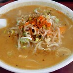 進来軒 - 味噌ラーメン(胡椒、七味唐辛子いっぱい)