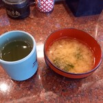 すし 銚子丸 - お茶と味噌汁