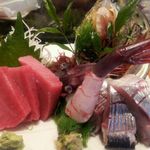 亀喜寿司 - 刺し盛 (メバチ鮪９０㎏級尾に近いヴイ中トロ･葡萄海老･鮑アワビ･ニシン･子持ち昆布)