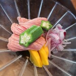 Tamasaka - ■冷鉢：和牛冷しゃぶ　オクラ　赤玉葱　コリンキー　