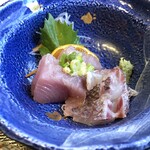 郷土料理 つしま亭 - ◆お刺身は「鰹」と「伊佐木」・・鰹には生姜が添えられ、どちらも普通に美味しい。