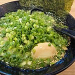 横浜家系ラーメン 銀家 - とんこつ塩ラーメン(味玉・青ネギ)