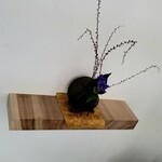 馬車道 大かわ - 入り口はカウンターの天板が突き出て