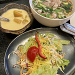 サイアム クイジーン - サラダ/ 鶏&米粉麺スープ/
            カボチャ入りココナッツミルク